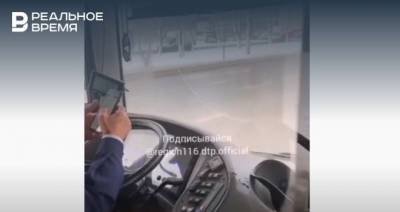 Казанские перевозчики проверят видео с водителем автобуса, «залипшим в телефоне»