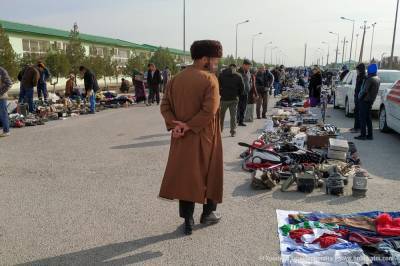 Жители Туркменистана начали менять свои вещи на еду