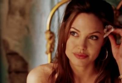 Чувственная Анджелина Джоли вскружила голову видом в платье с декольте до пупка: «Так можно и утонуть»