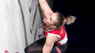 Спортдайджест: «девушка-паук» из России побила мировой рекорд в скалолазании