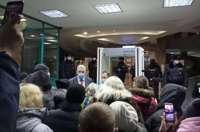 Несколько десятков жителей Новокузнецка ночевали в мэрии. Они протестуют против транспортной реформы