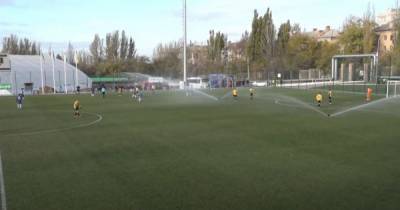 Курьез в Первой лиге: футболистов случайно полили водой во время матча