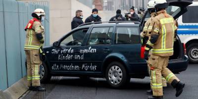 «Был такой же случай». Въехавший в ворота офиса Меркель мужчина известен полиции — МВД Германии