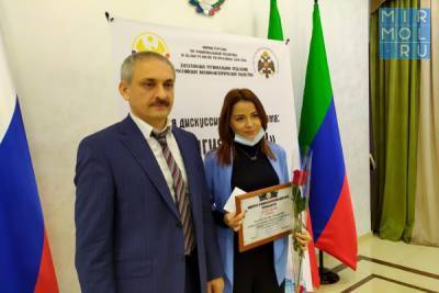 Главный редактор сетевого издания «Мирмол» Диляра Даудова награждена почетным знаком Миннаца Дагестана