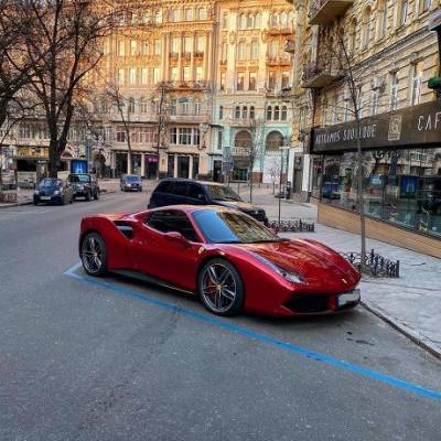 В Киеве засветился роскошный суперкар Ferrari (ФОТО)
