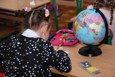 Сорвала уроки: в Киеве 12-летняя девочка "заминировала" школу