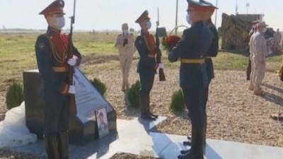В Сирии на авиабазе Хмеймим установили памятник погибшему в Сирии летчику