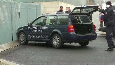 В Берлине автомобиль врезался в ворота офиса федерального канцлера Германии Ангелы Меркель