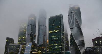Жителей столицы предупредили о тумане и гололедице
