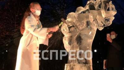 В день борьбы с насилием в отношении женщин в Киеве провели тематическую акцию - разбили ледовый кулак. ФОТО. ВИДЕО