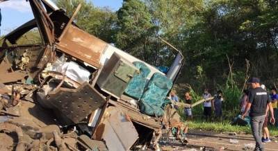 В Бразилии автобус врезался в грузовик: жертвами стали уже 37 человек, – видео