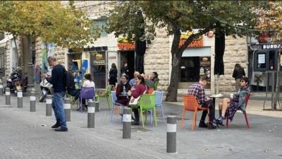 Бунт под носом у Нетаниягу: кафе в Иерусалиме начали обслуживать людей за столами