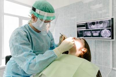 Медики предупредили о риске массового закрытия стоматологических клиник в России