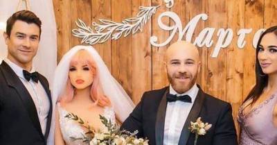Избитый бодибилдер устроил для резиновой куклы свадьбу с роскошным платьем и гостями