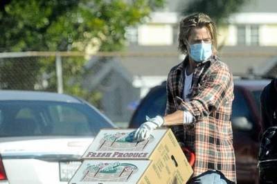 Дональд Трамп - Брэд Питт - Мелания Трамп - Брэд Питт часами разгружал коробки с едой для бедных семей и его никто не узнал - vkcyprus.com - США - Лос-Анджелес - Сан-Франциско