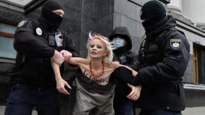 За ратификацию Стамбульской конвенции: FEMEN провели перед Офисом президента акцию против насилия над женщинами