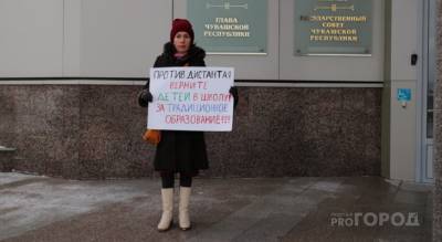 Женщина вышла на митинг к Дому правительства: "За традиционное образование!"