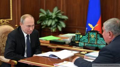 Президент РФ погладил символику с двуглавым орлом на заседании