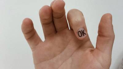 Не просто маникюр: в тренде знаковые надписи, буквы и логотипы на ногтях