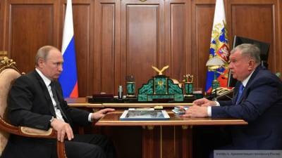 Путин погладил фигурку орла в ходе совещания с главой «Роснефти»