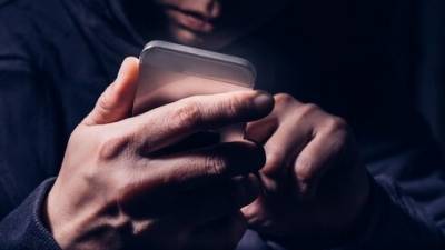 Подозрение: житель Бат-Яма украл у израильтян сотни тысяч шекелей с помощью SMS-сообщений