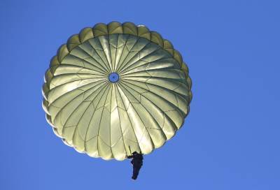 Более 700 прыжков с парашютом совершили бойцы спецназа ЗВО в 2020 году