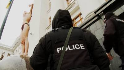 Полуобнаженная активистка забралась на шар у офиса Зеленского