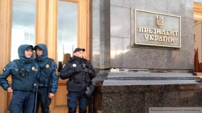 Украинка устроила голый протест рядом с офисом Зеленского