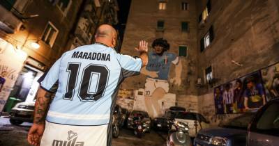 Свечи, файеры и плакаты: фанаты "Наполи" собрались у известного граффити Марадоны, чтобы почтить память легенды