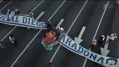 Футбольные болельщики по всему миру чтут память легендарного Диего Марадоны