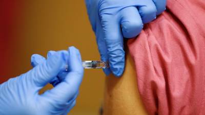 Вакцина «ЭпиВакКорона» поступила в ряд регионов России для исследований