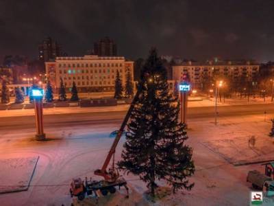 В Уфе на площади Ленина установили главную городскую ёлку