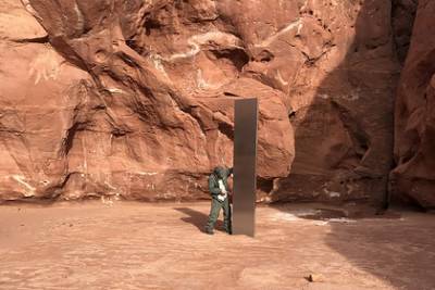 Раскрыта тайна загадочного металлического монумента в пустыне