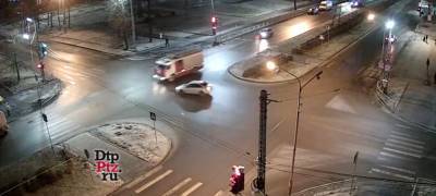 Легковой автомобиль жестко столкнулся с пожарной машиной на перекрестке в Петрозаводске (ВИДЕО)