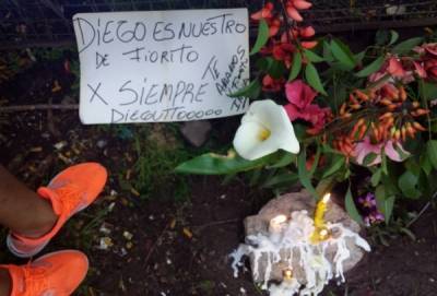 В Буэнос-Айресе начали собираться люди на прощание с Диего Марадоной