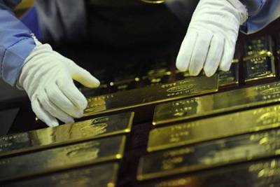 Цена на золото растет на ослаблении курса доллара