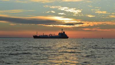 Судно тонет под Одессой, появились фото и подробности о разливе нефтепродуктов: "Как это ржавое корыто в море выпустили?"