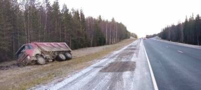 Водитель не удержал грузовик на прямой дороге в Карелии и упал в кювет