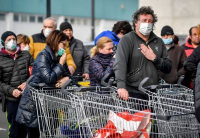 Чрезвычайная помощь: нуждающимся итальянцам снова выдадут ваучеры на покупки