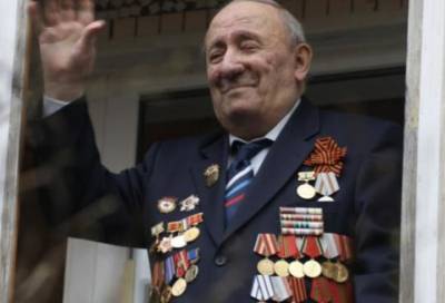 Ветерана из Ломоносова поздравили со 100-летним юбилеем парадом под окнами