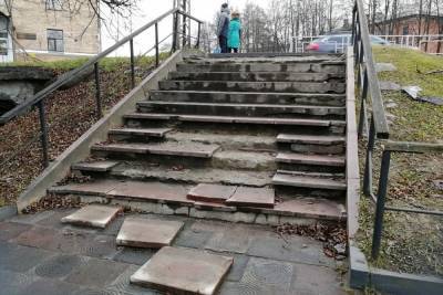 Развалившуюся лестницу в Петрозаводске не собираются ремонтировать в этом году