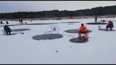 Сахалинцы лезут на лед и проваливаются под него
