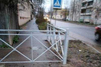 Тротуар в одном из городов Тверской области перекрыли забором