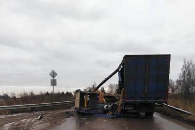 Стало известно по какой причине в Тверской области из грузовика на дорогу выпал станок