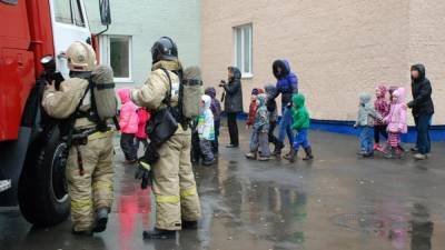 В центре Киева из-за ребенка эвакуировали сотни человек: прибыли спасатели и полиция, детали ЧП