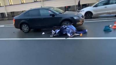 Иномарка сбила двух детей на глазах у матери в Петербурге