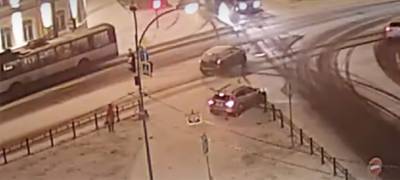 Автомобиль снес дорожный знак и чуть не сбил пешехода после ДТП на перекрестке в Петрозаводске (ВИДЕО)