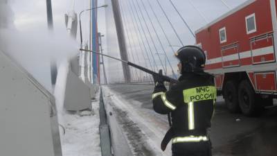 Для очистки наледи с вант моста на острове Русский привлекут альпинистов