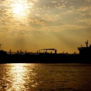 У побережья Саудовской Аравии взорвался нефтяной танкер