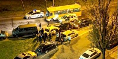 В Киеве водитель пытался скрыться от полиции и протаранил сразу несколько машин — видео